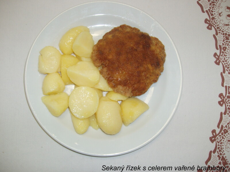 Sekaný řízek s celerem vařené brambory
